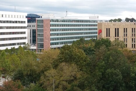 Auf dem Bild ist das Gebäude des Finanzamtes Chemnitz-Mitte zu erkennen.