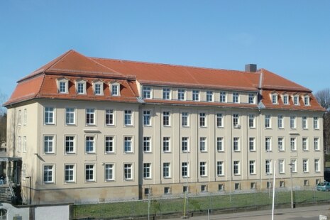 Auf dem Bild ist das Gebäude des Finanzamtes Freiberg zu erkennen.