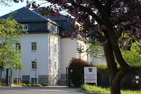 Auf dem Bild ist das Gebäude des Finanzamtes Stollberg zu erkennen.